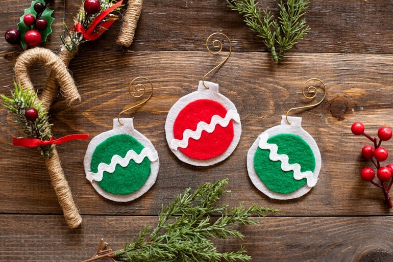 easy no sew felt Christmas ornaments tutorial