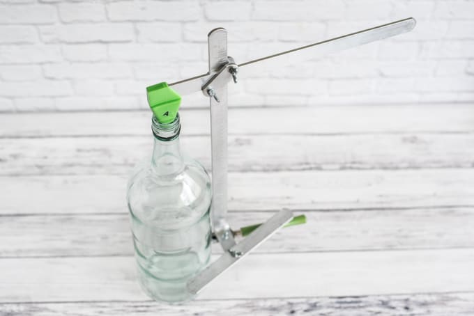 score-the-bottle-using-the-bottle-cutting-rig
