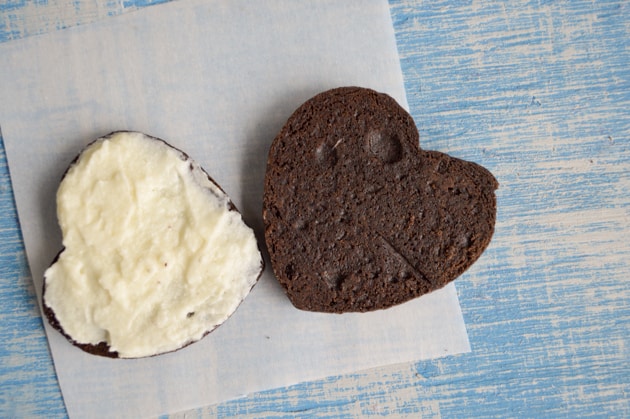 filling homemade oreos