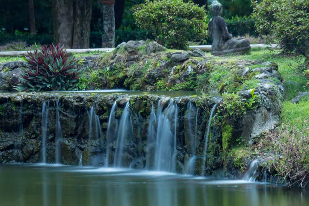 byodo-in temple waterfall