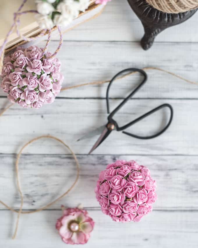 papieren bloemkusbal met moerbeibloemen