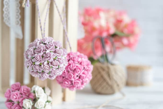 papieren bloem pomanders voor doe-het-zelf-bruiloft
