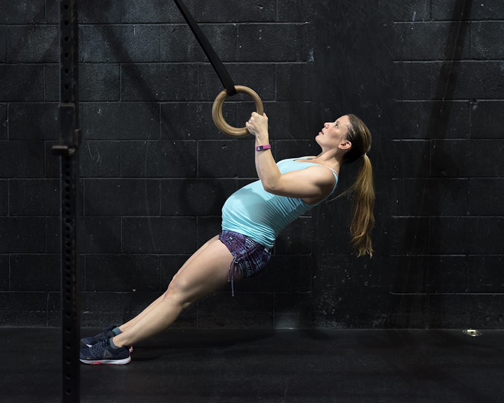 Gym maternity photoshoot - ring rows