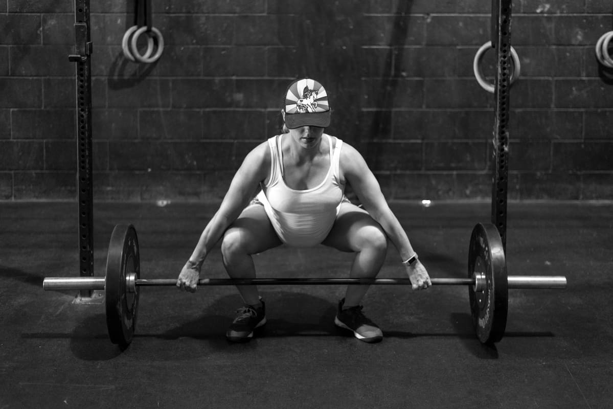 Gym maternity photoshoot - snatch grip deadlift