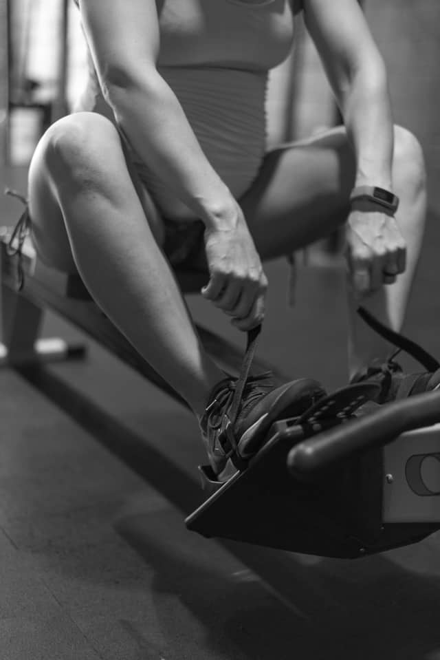 gym maternity photoshoot -strapping in on rower