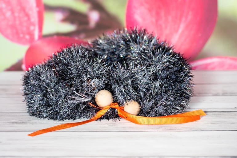 two straw eyelash yarn lei