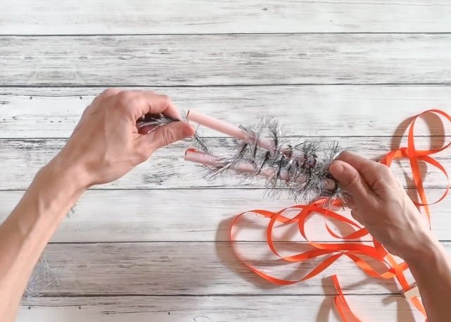 How to Make a Two Straw Yarn Lei - wrap yarn in figure 8 pattern