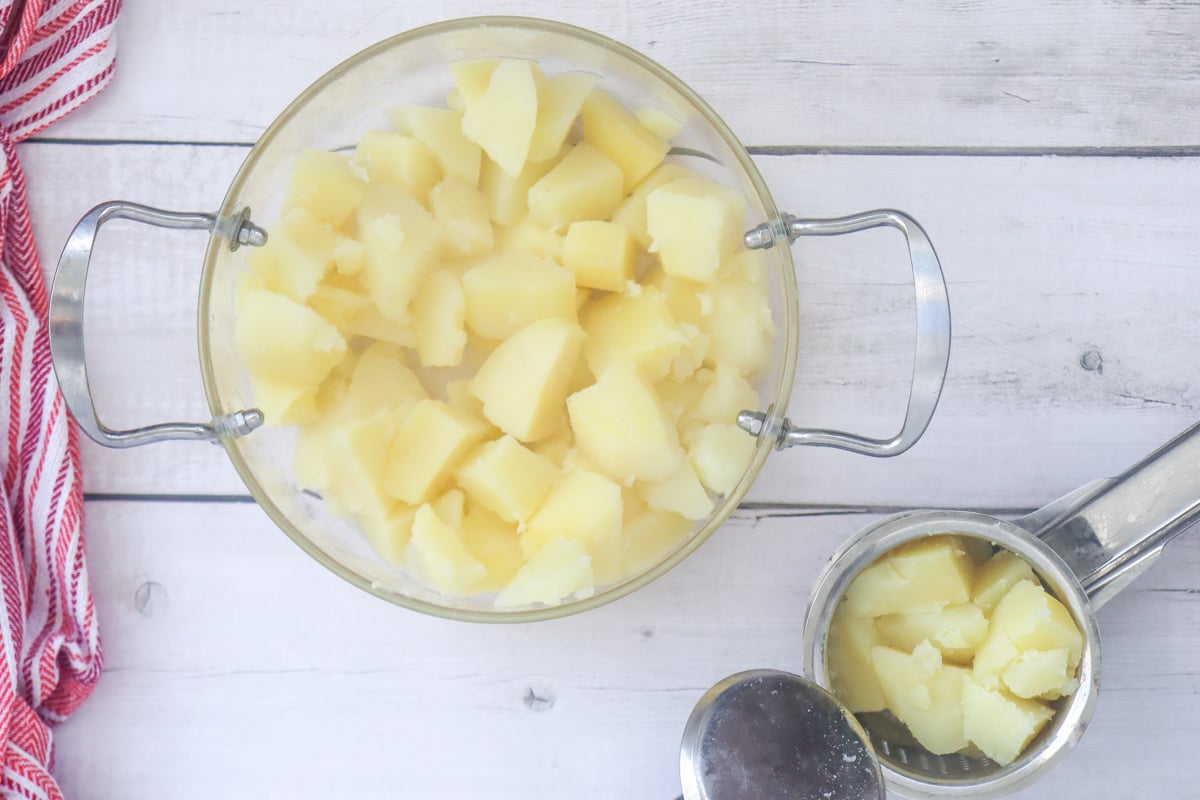 Looking for the perfect holiday side? These creamy mashed potatoes are a game-changer! If you want to impress your guests, try this homemade mashed potatoes recipe that guarantees fluffy consistency every time. Ever wondered how to make garlic mashed potatoes? This creamy garlic mashed potatoes recipe will add a delicious twist to your meal. Plus, don't miss out on the herb mashed potatoes recipe to elevate your Christmas dinner side dishes ideas. Ready to whip up magic in the kitchen? Click for the recipe!