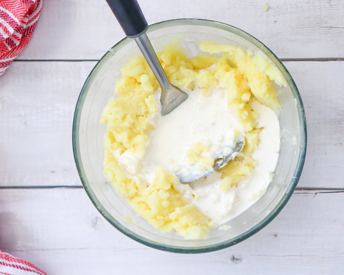 Looking for the perfect side dish for your Christmas dinner? These homemade mashed potatoes are it! Follow this creamy mashed potatoes recipe for fluffy mashed potatoes that melt in your mouth. If you're curious about how to make garlic mashed potatoes, I've got a delicious creamy garlic mashed potatoes recipe that you’ll love. You can even explore my herb mashed potatoes recipe for an extra twist. Save these mashed potato recipes for your holiday table—your guests will thank you! Click for the recipe!