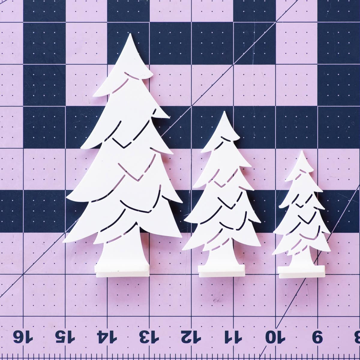 stencils for drawing a christmas tree on a grid mat
