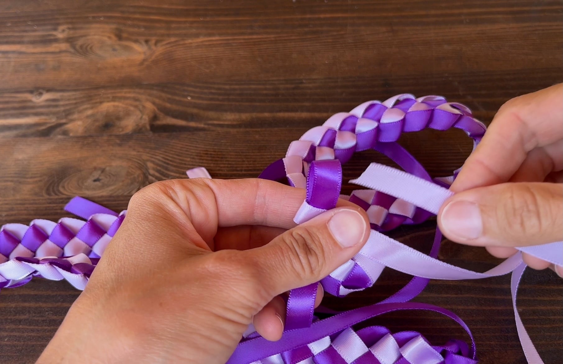 binding off the end of a ribbon lei