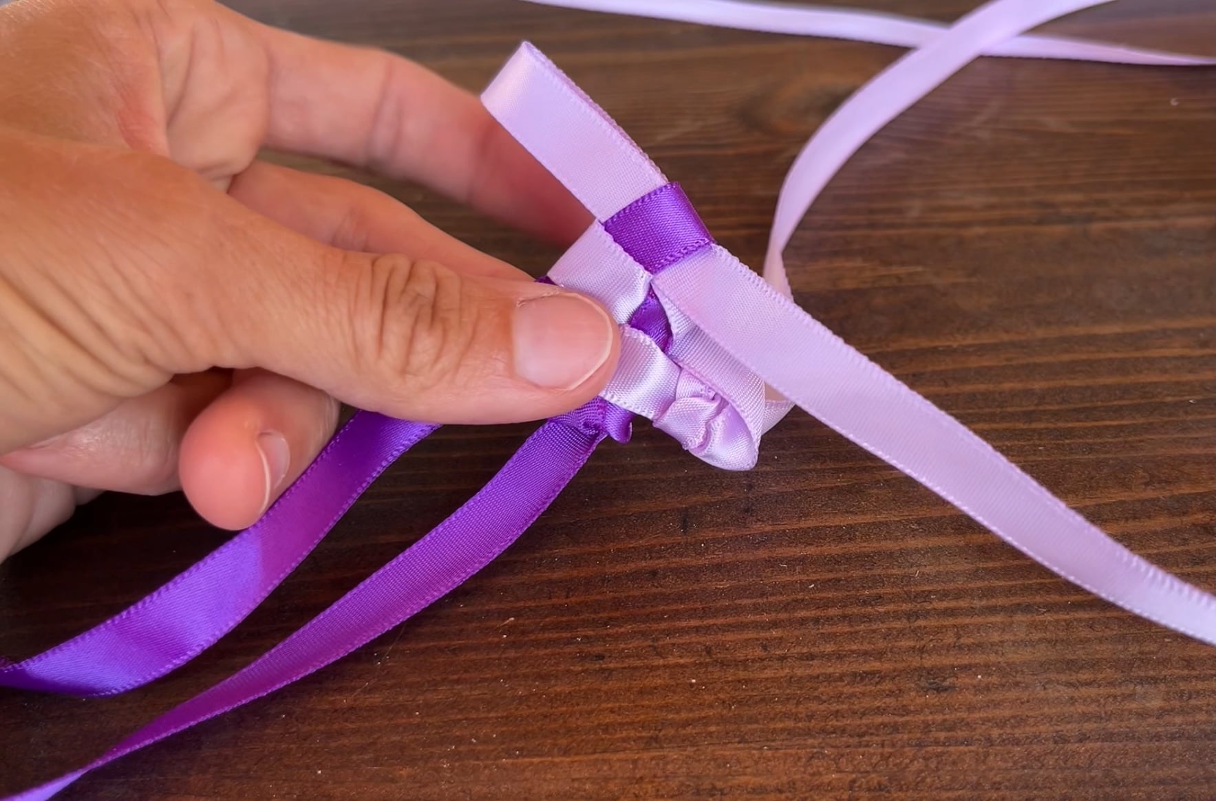 alternating colors of loop to make a ribbon lei