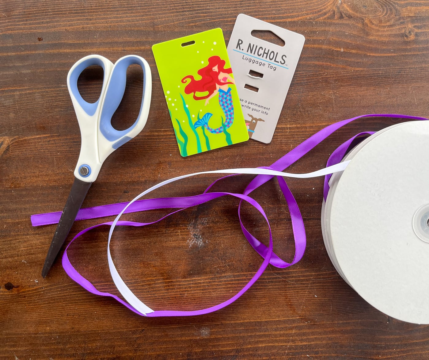 two spots or ribbon scissors, and two cardboard bobbins for making a ribbon lei