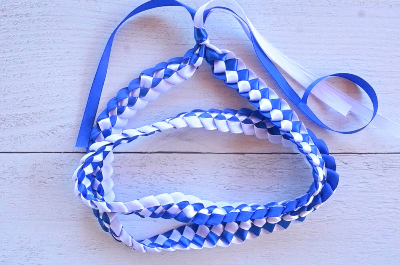 a completed blue and white ribbon lei to use as a DIY Father's Day gift